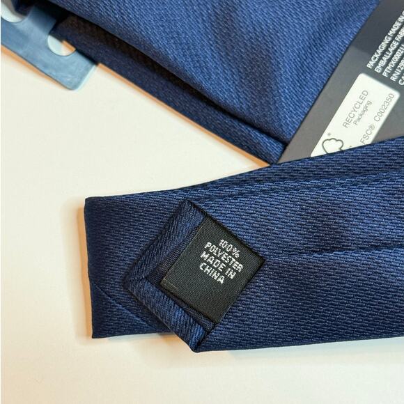 Tommy Hilfiger Navy Blue Tie  NEW WITH TAGS - Picture 4 of 5